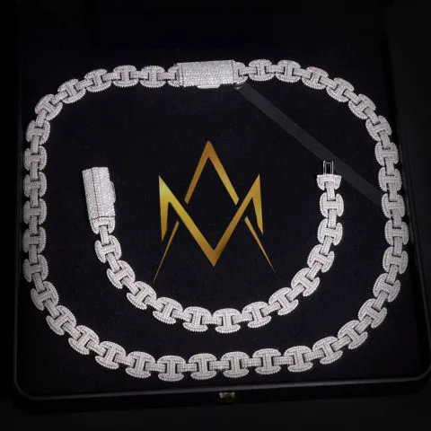 Custodian's Infinity Link Chain — detail 1